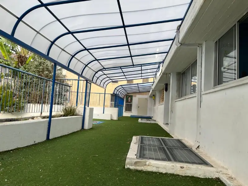 פרויקט התקנת קירוי בבית ספר חופית בחיפה - גמלון פתרונות הצללה