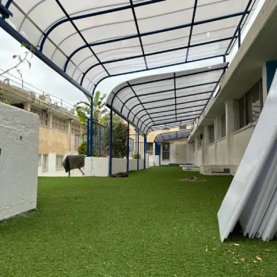 פרויקט התקנת קירוי בבית ספר חופית בחיפה - גמלון פתרונות הצללה